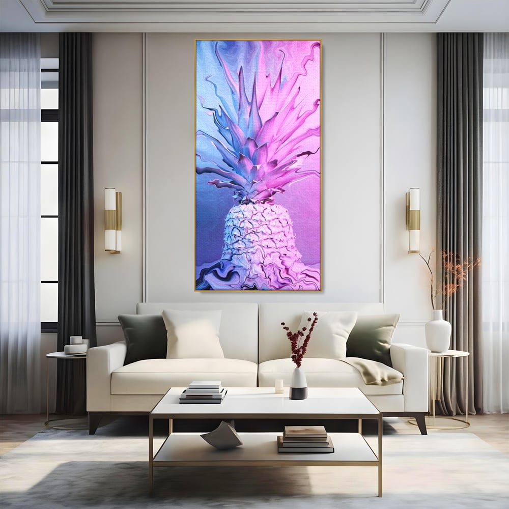 Tablou canvas cu tablou canvas cu ananas neon, in rama de aluminiu auriu, pe perete intr-un living
